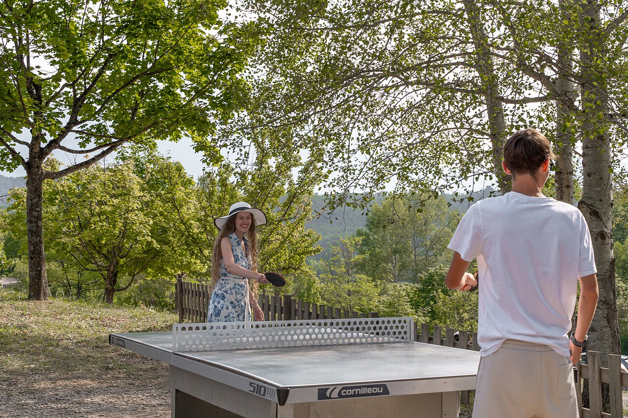 Tafeltennisspel buiten op camping CLICOCHIC Couriou in Recoubeau-Jansac (26).