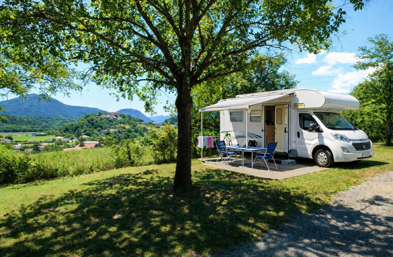 Schaduwrijke camperplaats, berguitzicht, camping CLICOCHIC Couriou in Recoubeau-Jansac.