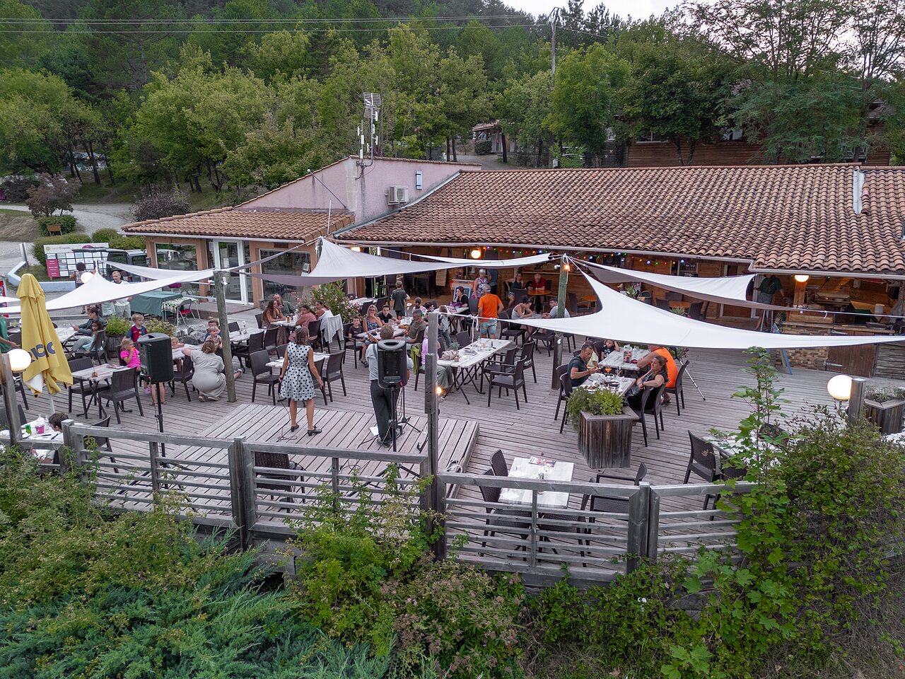 Levendig restaurantterras met live optreden op camping CLICOCHIC Couriou (26).