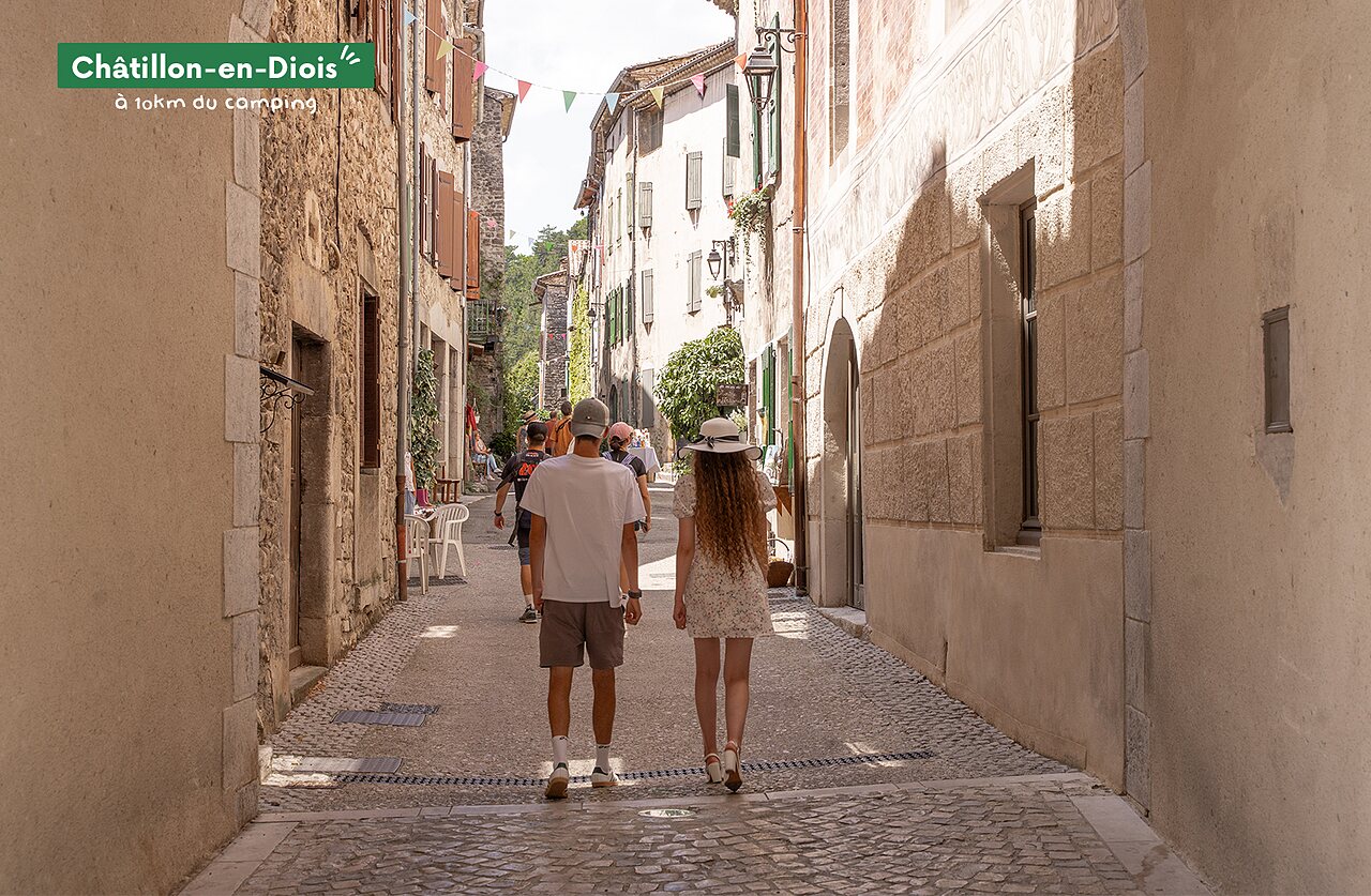 Schilderachtige geplaveide straat in het dorp Ch�tillon-en-Diois, Dr�me, te bezoeken.