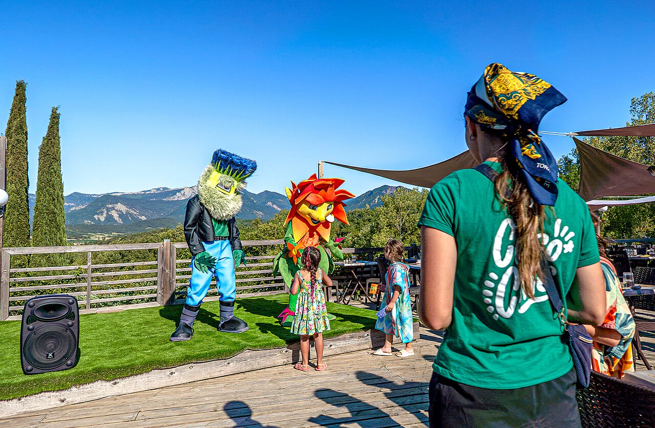 Animation avec mascottes et enfants sur terrasse panoramique au camping CLICOCHIC Couriou.