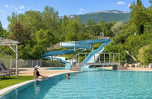 Buitenzwembad, waterglijbanen op camping CLICOCHIC Couriou in Recoubeau-Jansac.