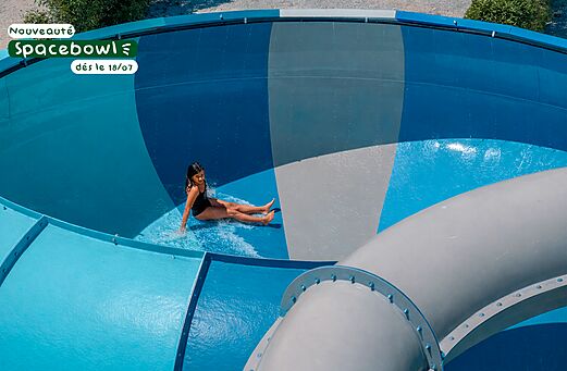 Spacebowl Wasserrutsche mit Kind am Campingplatz CLICOCHIC Couriou in Recoubeau-Jansac.