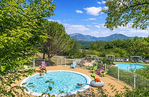 Familienpool und Kinderbecken mit Bergen auf dem Campingplatz CLICOCHIC Couriou in Recoubeau-Jansac (26).
