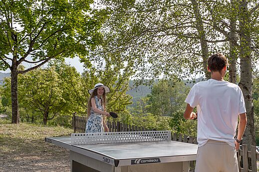 Outdoor-Tischtennisplatte zum Spielen auf Campingplatz CLICOCHIC Couriou Recoubeau-Jansac.