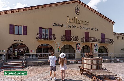 Musée Obulles und alte Weinpresse vor dem Jaillance Keller in Die.