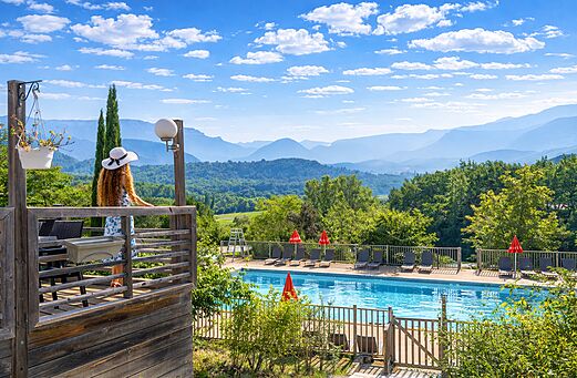 Buitenzwembad, panoramisch uitzicht camping CLICOCHIC Couriou, Recoubeau-Jansac (26).