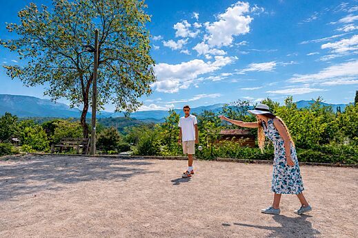 Pétanque-Spiel auf dem Spielplatz des Campingplatzes CLICOCHIC Couriou, Recoubeau-Jansac.