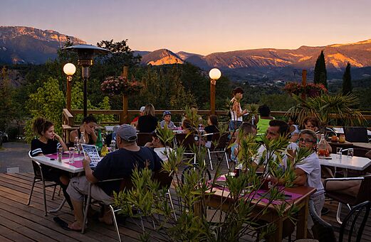 Restaurant, Bergblick, auf Camping CLICOCHIC Couriou in Recoubeau-Jansac (26).