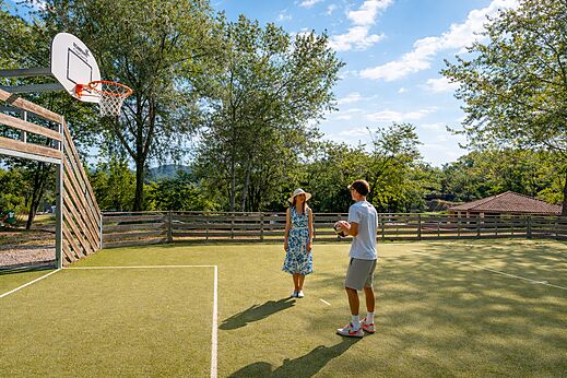 Multisportplatz mit Basketballkorb auf Campingplatz CLICOCHIC Couriou, Recoubeau-Jansac (26).