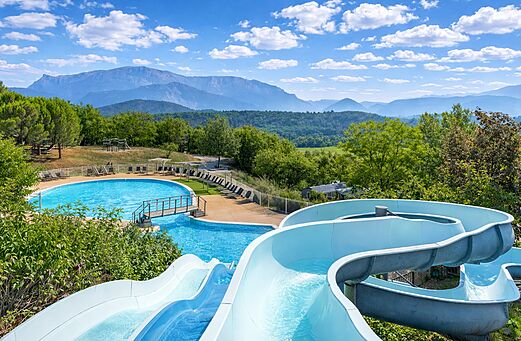 Wasserrutschen und großer Außenpool auf dem Campingplatz CLICOCHIC Couriou in Recoubeau-Jansac.