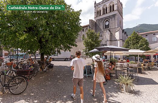Kathedrale Notre-Dame de Die und belebter Platz mit Cafés, Drôme.