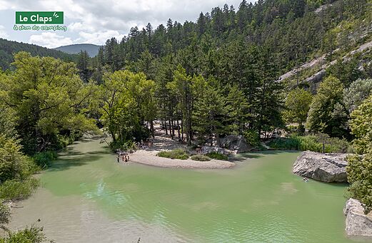 Le Claps, Naturgebiet mit Fluss und Strand, Baden nahe Recoubeau-Jansac.