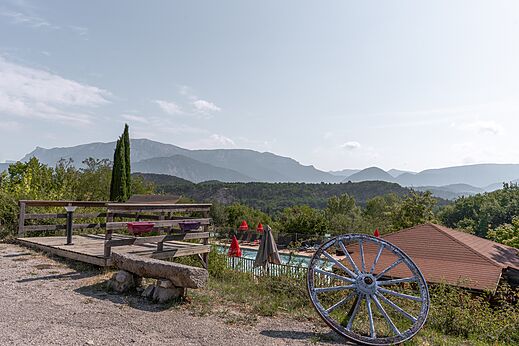 Panoramablick Berge und Natur auf dem Campingplatz CLICOCHIC Couriou in Recoubeau-Jansac.