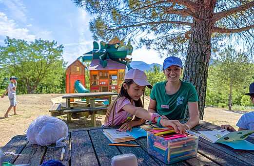 Activité enfants avec animateur et aire de jeux au camping CLICOCHIC Couriou à Recoubeau-Jansac.