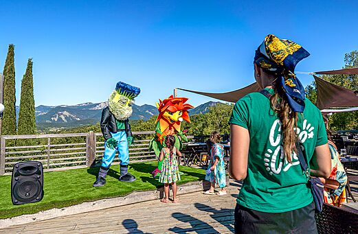 Animation avec mascottes et enfants sur terrasse panoramique au camping CLICOCHIC Couriou.