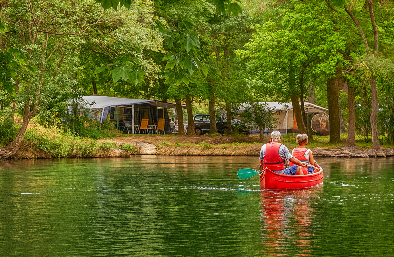 Kanu auf Fluss, Stellpl�tze auf dem Campingplatz CLICOCHIC Couteli�re in Lagnes (84).