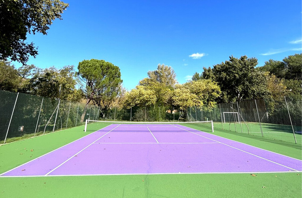 Lila und gr�ner Tennisplatz auf dem Campingplatz CLICOCHIC Couteli�re in Lagnes (84).