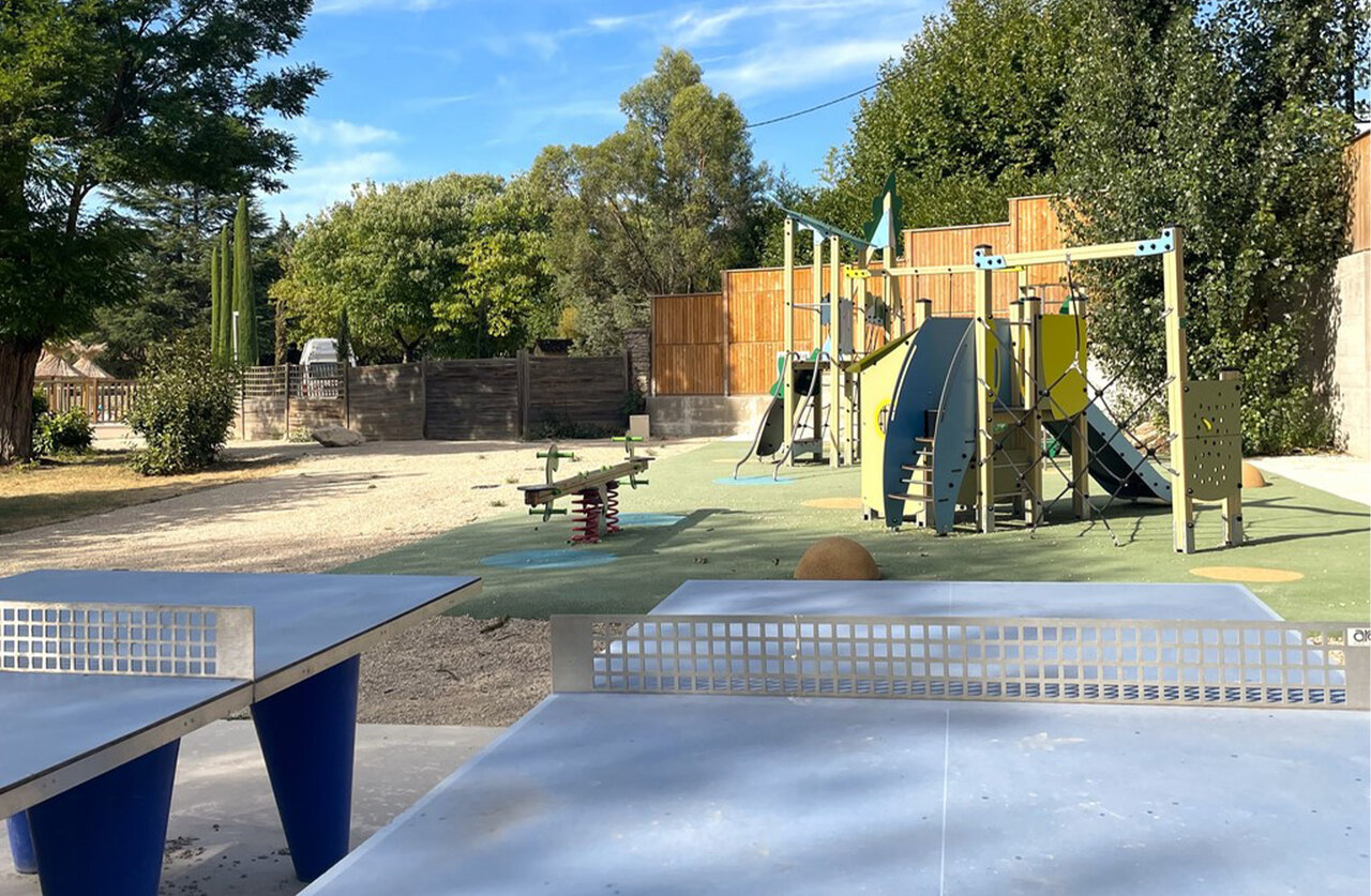 Spielplatz, Tischtennis auf dem Campingplatz CLICOCHIC Couteli�re in Lagnes (84).