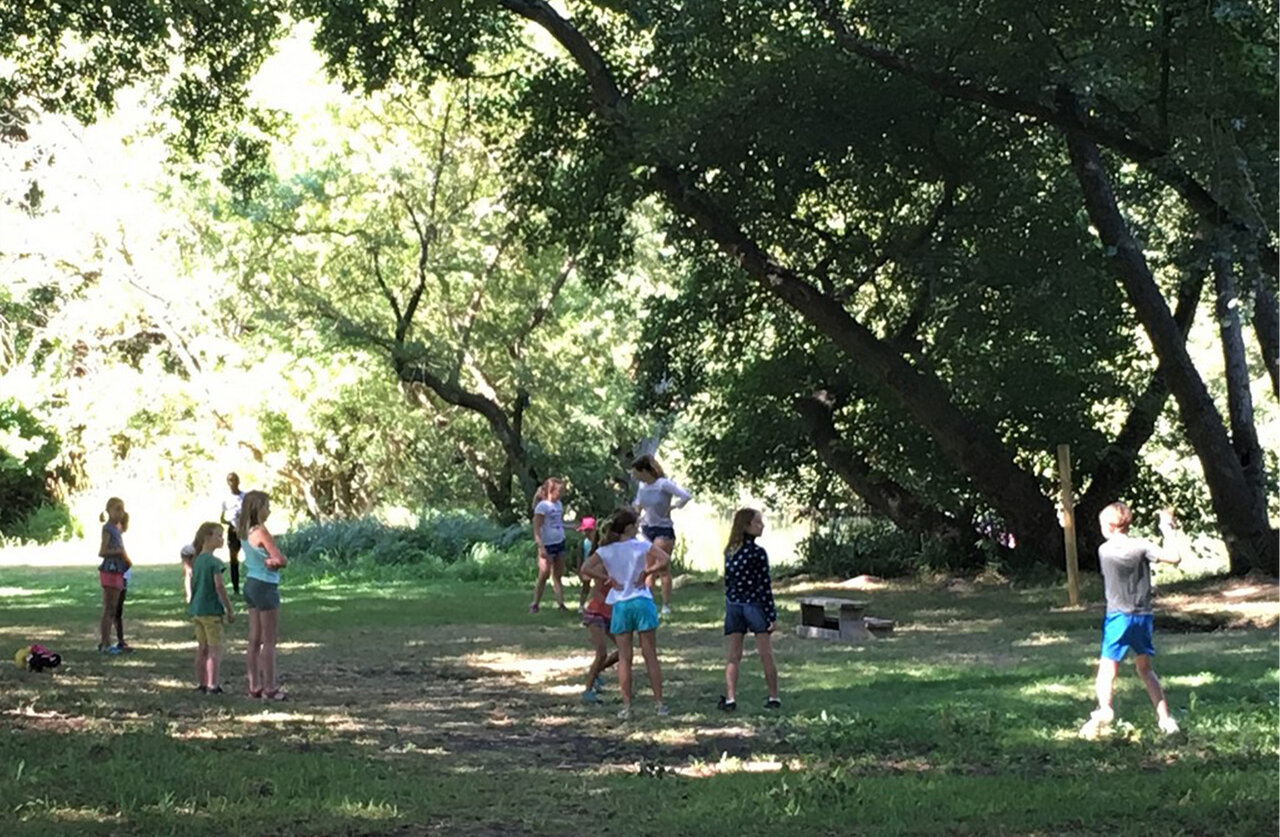 Kinder spielen bei Animationsaktivit�t auf Campingplatz CLICOCHIC Couteli�re in Lagnes.