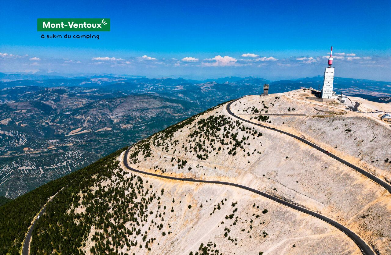 Mont Ventoux, ikonischer Gipfel mit Observatorium, kurvenreiche Stra�e in der Provence.