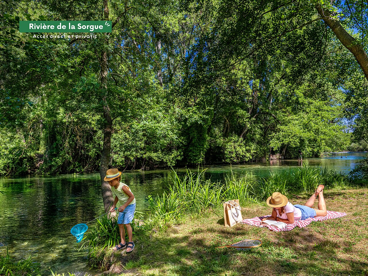 Direkter Zugang Sorgue Fluss, Kind angelt, Erwachsener liest auf Camping CLICOCHIC.