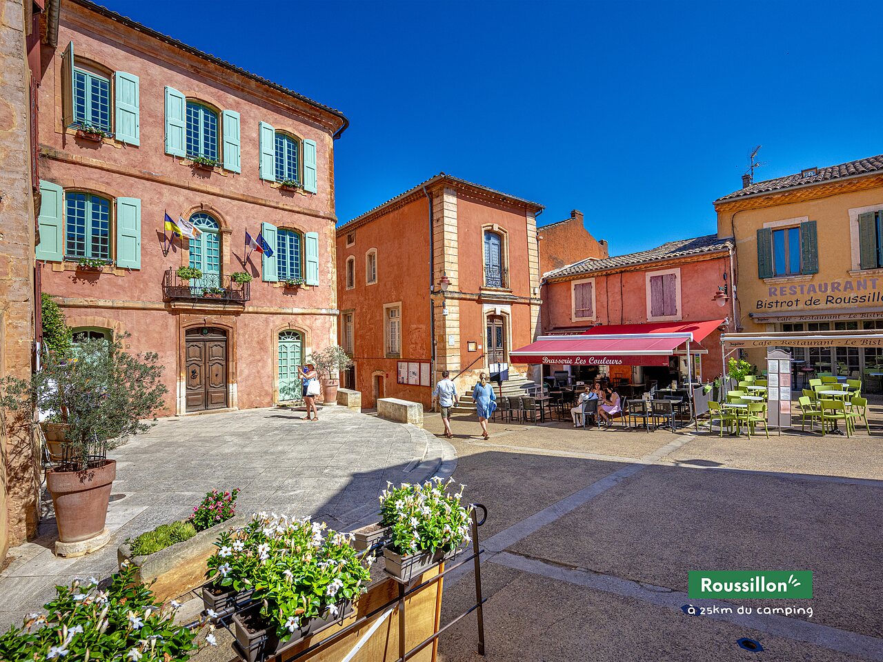 Zentraler Platz des Dorfes Roussillon, farbenfrohe H�user und Restaurant in der Provence.