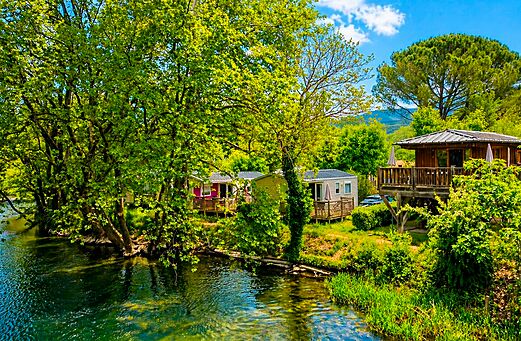 Mobilheime, Chalet, Fluss auf dem Campingplatz CLICOCHIC Coutelière in Lagnes (84).