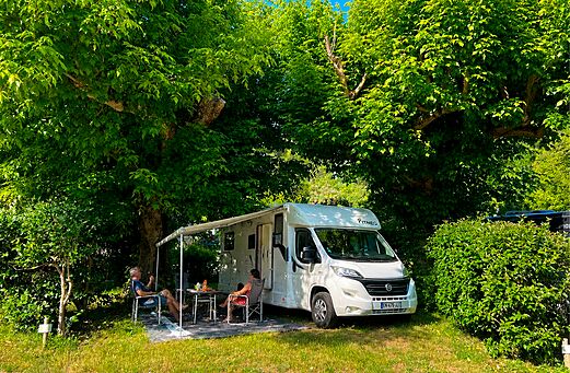 Wohnmobil auf schattigem Stellplatz am Campingplatz CLICOCHIC Coutelière in Lagnes (84).