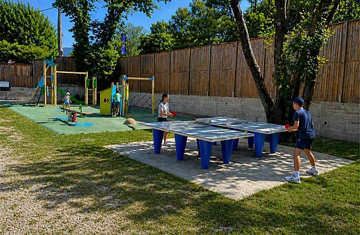 Tischtennisplatten und Spielplatz am Campingplatz CLICOCHIC Coutelière in Lagnes (84).