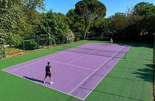 Lila Tennisplatz mit zwei Spielern auf dem Campingplatz CLICOCHIC Coutelière in Lagnes (84).