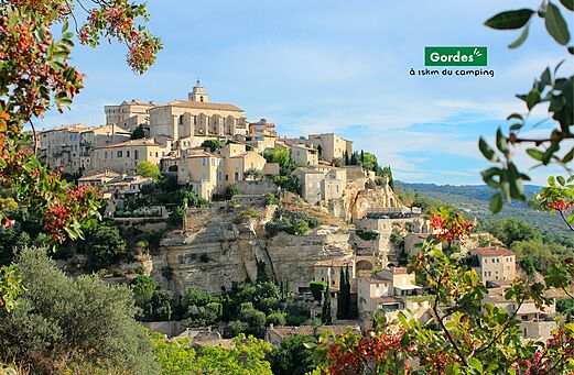 Bergdorf Gordes in der Provence, eine touristische Sehenswürdigkeit im Luberon.