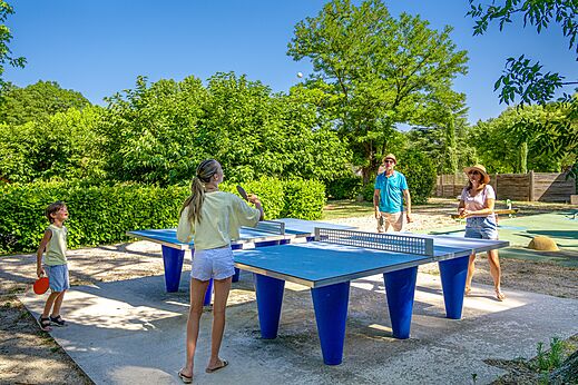 Outdoor-Tischtennis mit Familie auf Campingplatz CLICOCHIC Coutelière Lagnes (84).