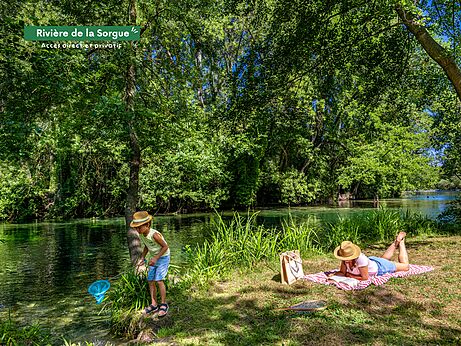 Direkter Zugang Sorgue Fluss, Kind angelt, Erwachsener liest auf Camping CLICOCHIC.