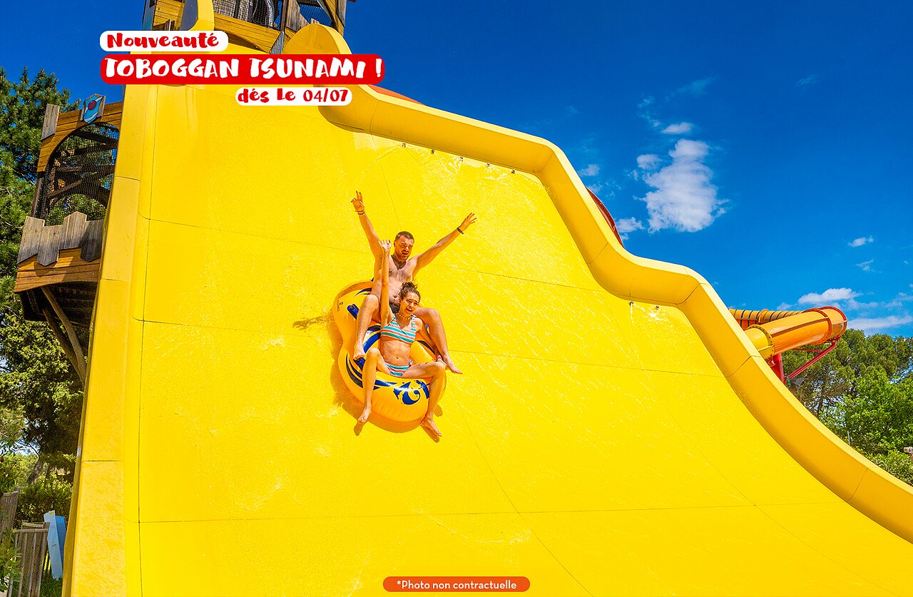 Riesige Tsunami-Rutsche, Reifen, am Campingplatz CAPFUN Curty's Jard sur Mer (85).