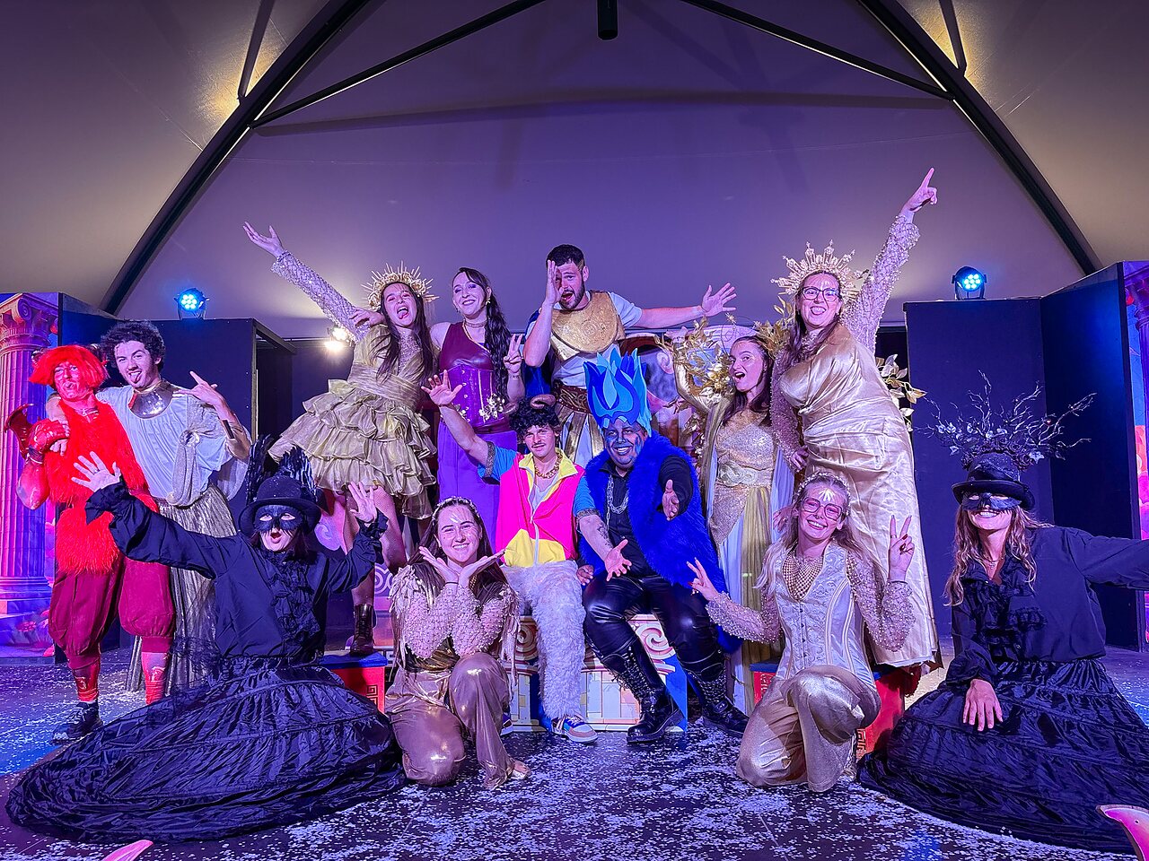 Verkleidetes Animationsteam auf der B�hne des Campingplatzes CAPFUN Curty's in Jard sur Mer (85).