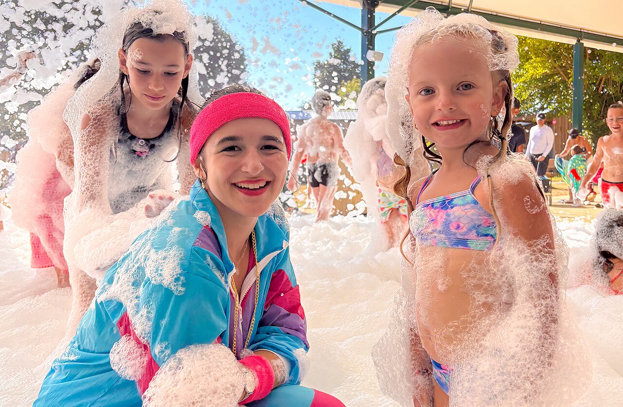 Fr�hliche Schaumparty mit Kindern und Animateur auf dem Campingplatz CAPFUN Curty's in Jard sur Mer (85).