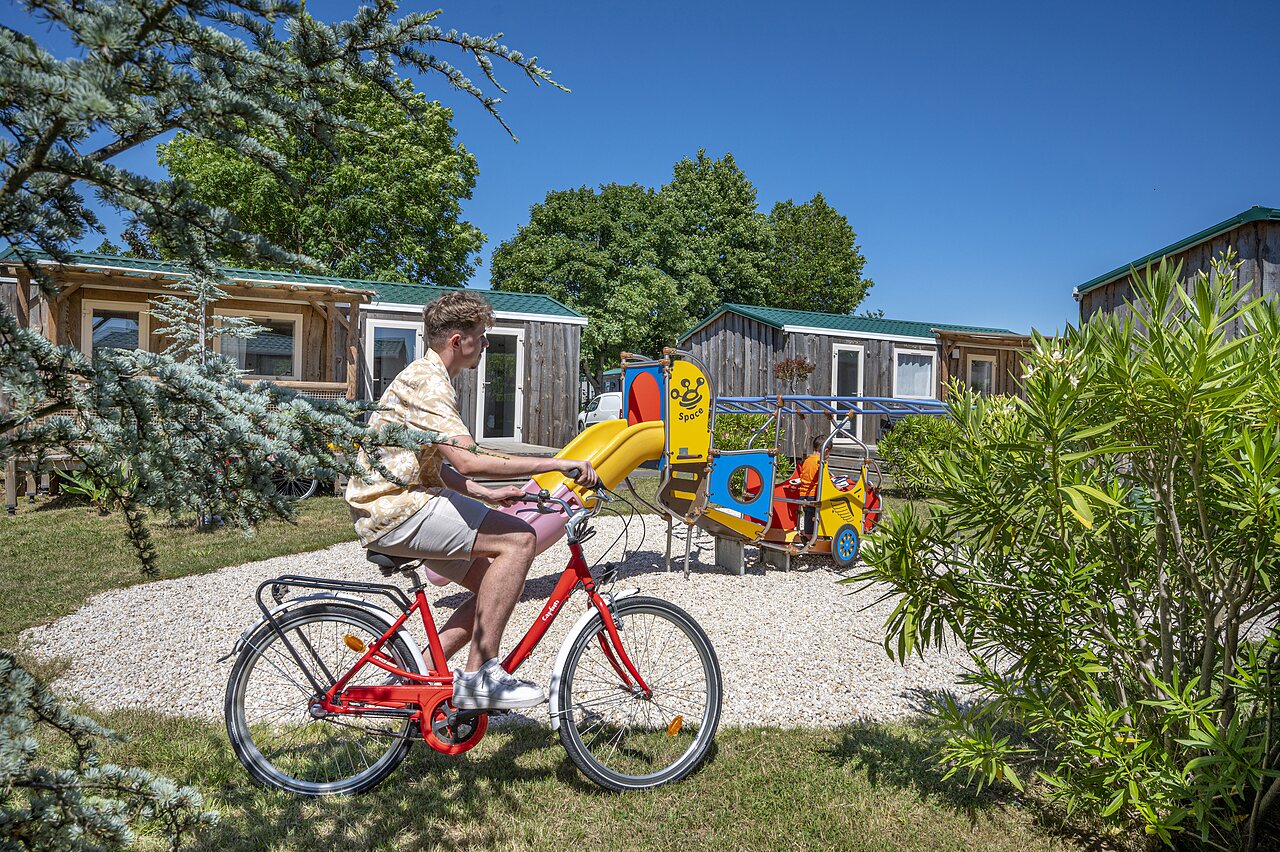 Spielplatz, Fahrrad, Mobilheime auf dem Campingplatz CAPFUN Curty's (85).