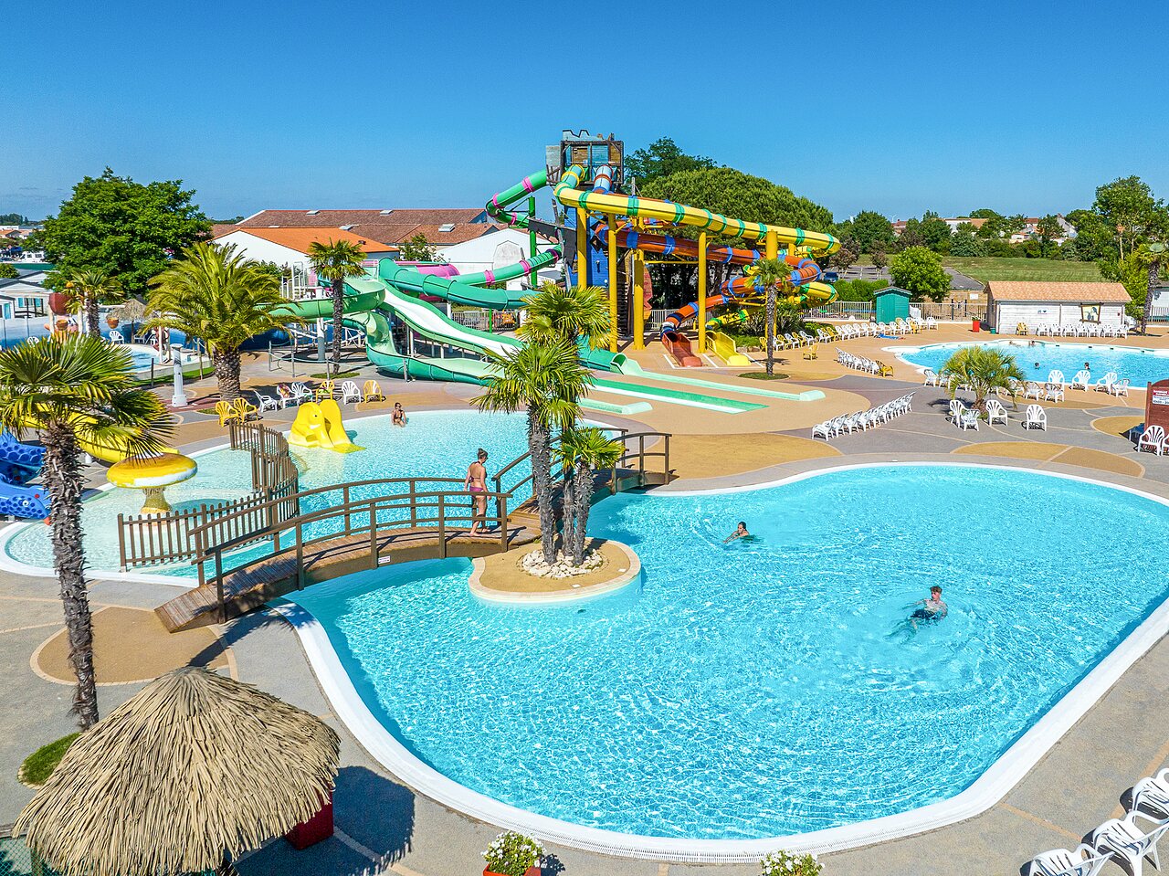Wasserpark mit Pools, riesigen Rutschen auf Camping CAPFUN Curty's in Jard sur Mer (85).