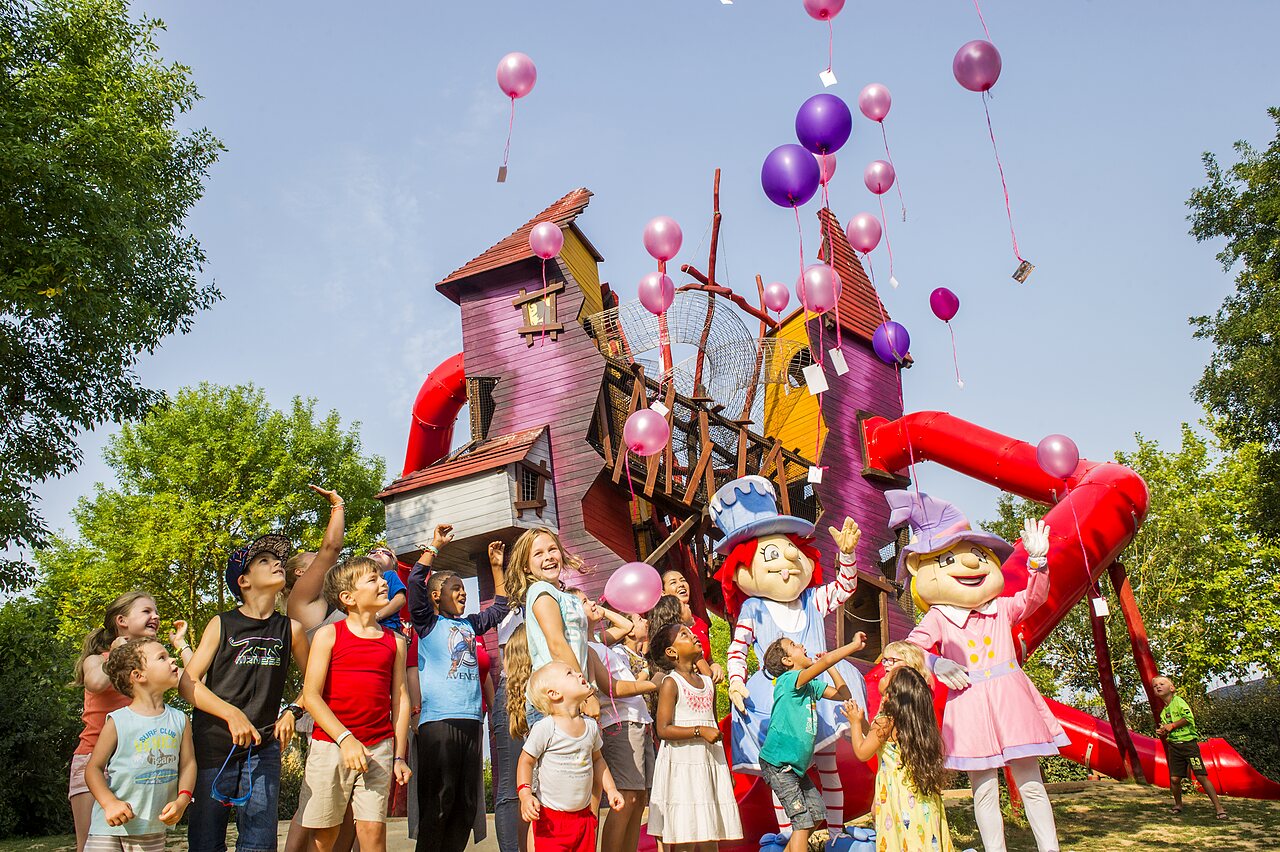 Kinder, Maskottchen und Spielplatz auf dem Campingplatz CAPFUN Curty's in Jard sur Mer (85).