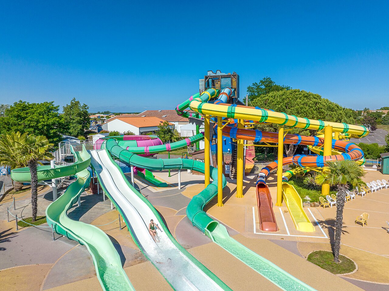 Bunte und schnelle Wasserrutschen auf dem Campingplatz CAPFUN Curty's in Jard sur Mer (85).