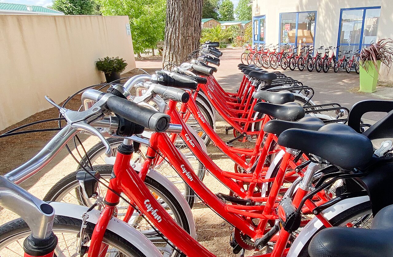Rote Fahrr�der zur Miete auf dem Campingplatz CAPFUN Curty's in Jard sur Mer (85).