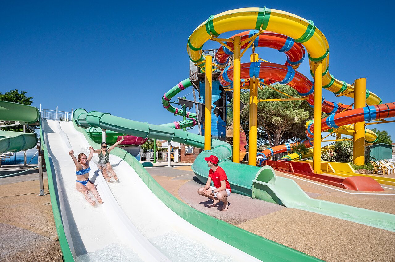 Kinder auf bunten Wasserrutschen, Campingplatz CAPFUN Curty's in Jard sur Mer (85).