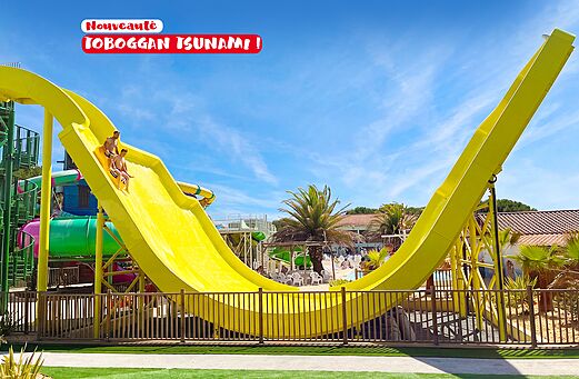 Gelbe Tsunami Wasserrutsche mit Badegästen auf Camping CAPFUN Curty's Jard sur Mer.