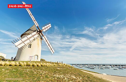 Mühle von La Conche und Yachthafen in Jard-sur-Mer, Vendée.