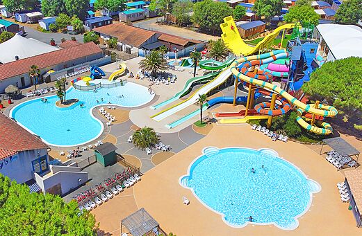 Außenpool mit riesigen Wasserrutschen auf dem Campingplatz CAPFUN Curty's in Jard sur Mer (85).