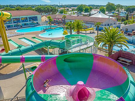 Riesenwasserrutsche und Außenpools auf dem Campingplatz CAPFUN Curty's in Jard sur Mer (85).