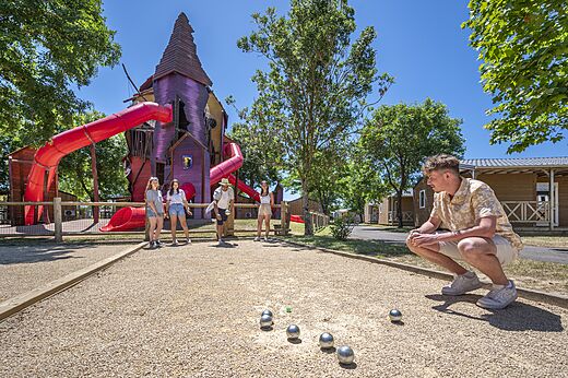 Boccia und Spielplatz auf dem Campingplatz CAPFUN Curty's in Jard sur Mer (85).