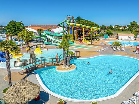 Außenpools, riesige Wasserrutschen im CAPFUN Curty's Jard sur Mer (85).