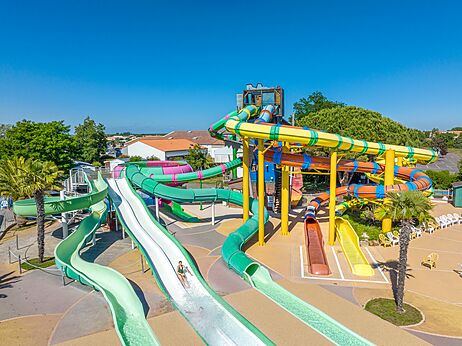 Riesige und bunte Wasserrutschen auf dem Campingplatz CAPFUN Curty's in Jard sur Mer (85).